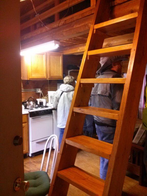 cabinwherethevolunteerparkattendantslivefor2months5.jpg