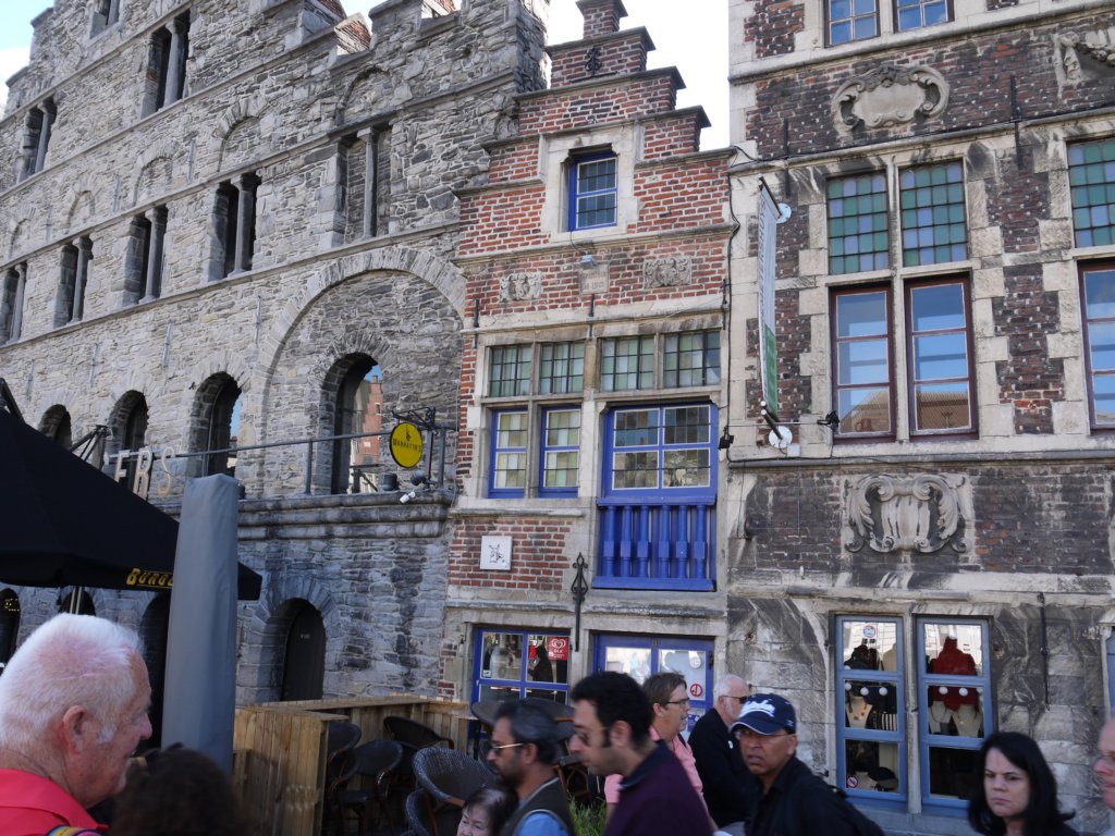 smallesthouseghent.jpg