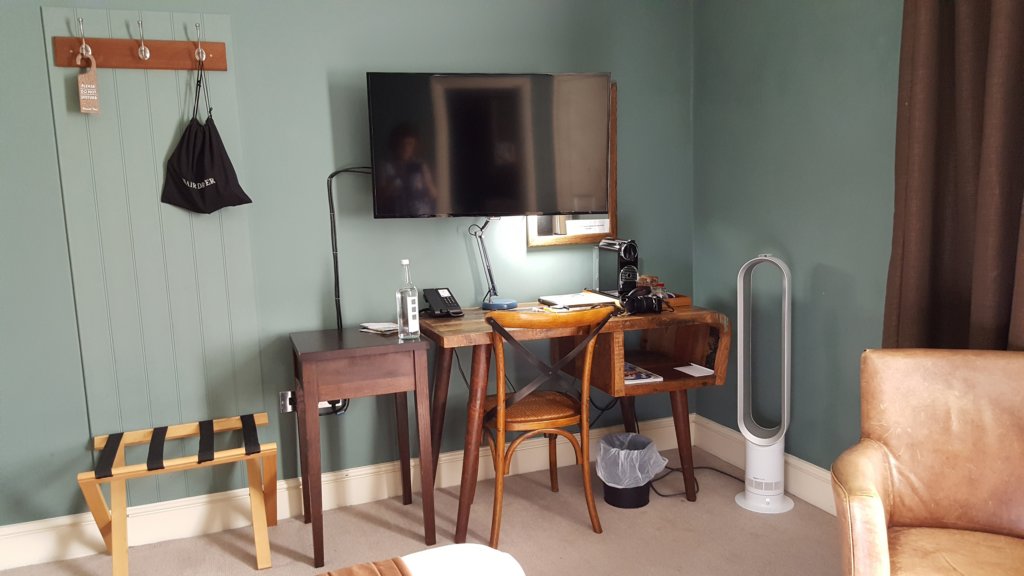 room2whitestar3.jpg